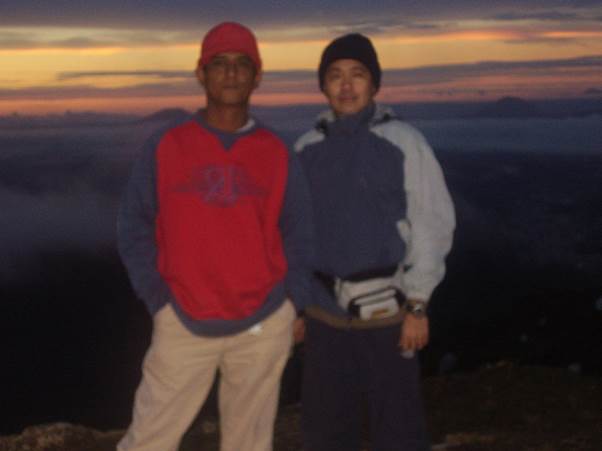 These are photos I'm sharing from when I reached the summit of Sibayak around 2 a.m., when the fog was still thick.