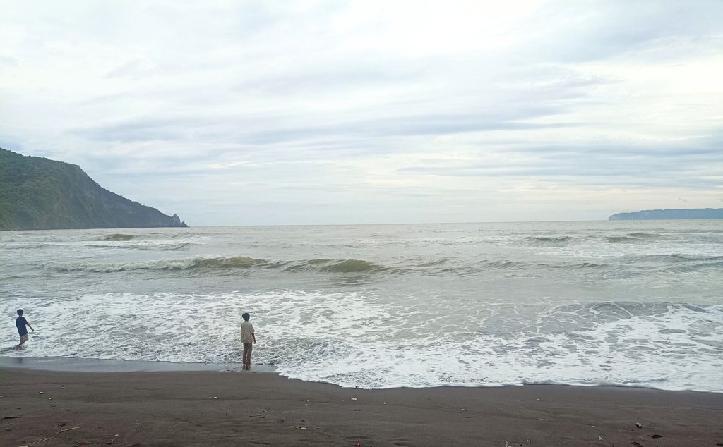 Bermain Ombak di Pantai Pancer Jember